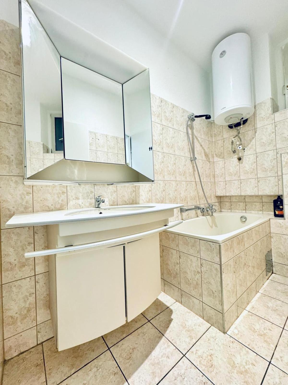 Affordable 5br Shared Apt, 11 Min To Atzgersdorf Apartment